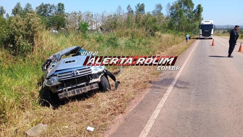 Foto 3 da matéria: Duas pessoas são socorridas após capotamento de camioneta na RO 010 entre Rolim de Moura e Nova Estrela