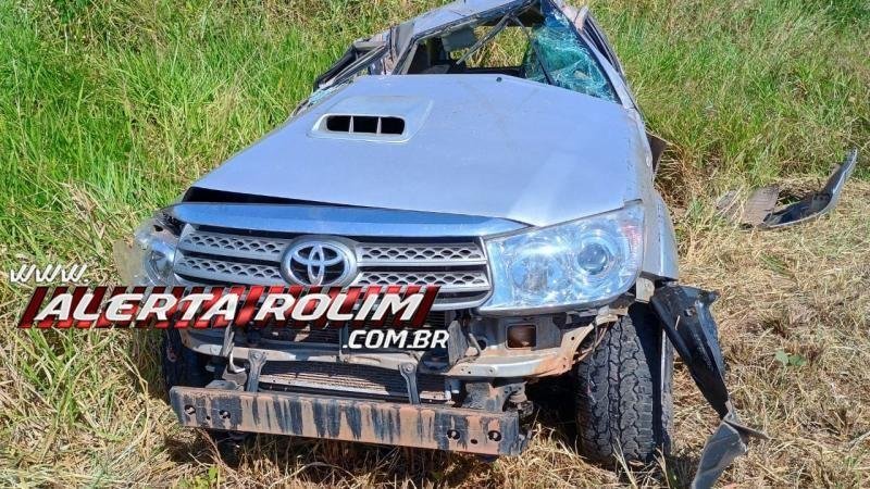 Foto 2 da matéria: Duas pessoas são socorridas após capotamento de camioneta na RO 010 entre Rolim de Moura e Nova Estrela