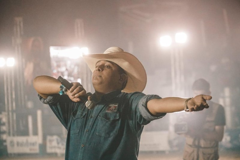 Marcos Natan: A Voz que Encanta e Emociona na 35ª Expoagro de Rolim de Moura