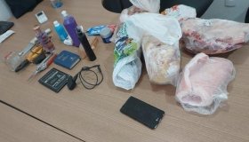 Populares detém homem que tentava fugir após furtar objetos de residência em...