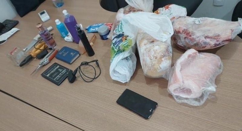 Populares detém homem que tentava fugir após furtar objetos de residência em Rolim de Moura
