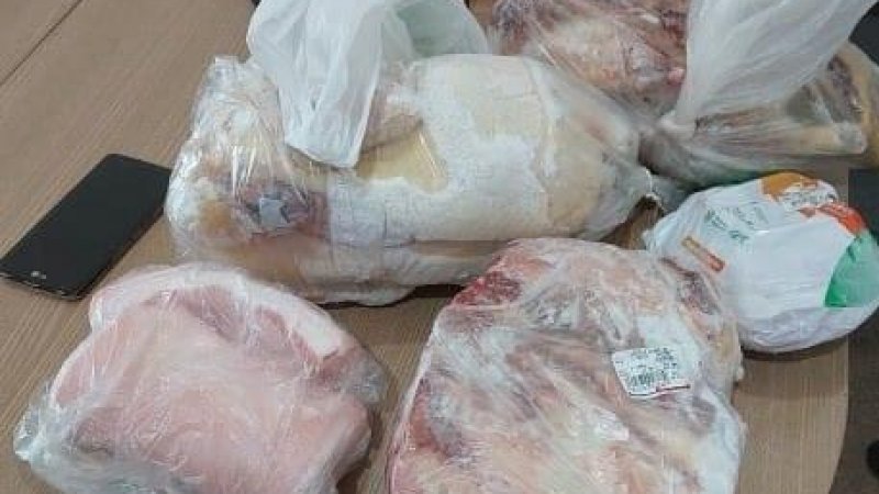 Foto 2 da matéria: Populares detém homem que tentava fugir após furtar objetos de residência em Rolim de Moura