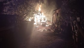 Casa de madeira fica destruída pelo fogo no Beira Rio, em Rolim de Moura