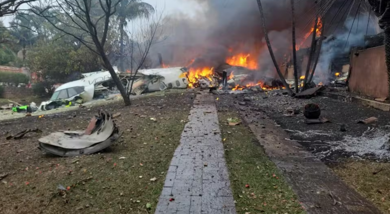 Avião com 62 pessoas a bordo cai em Vinhedo, no interior de SP