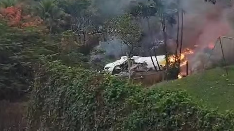 Foto 1 da matéria: Avião com 62 pessoas a bordo cai em Vinhedo, no interior de SP