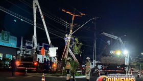 Empresas de energia e internet trabalham na substituição de poste danificado...