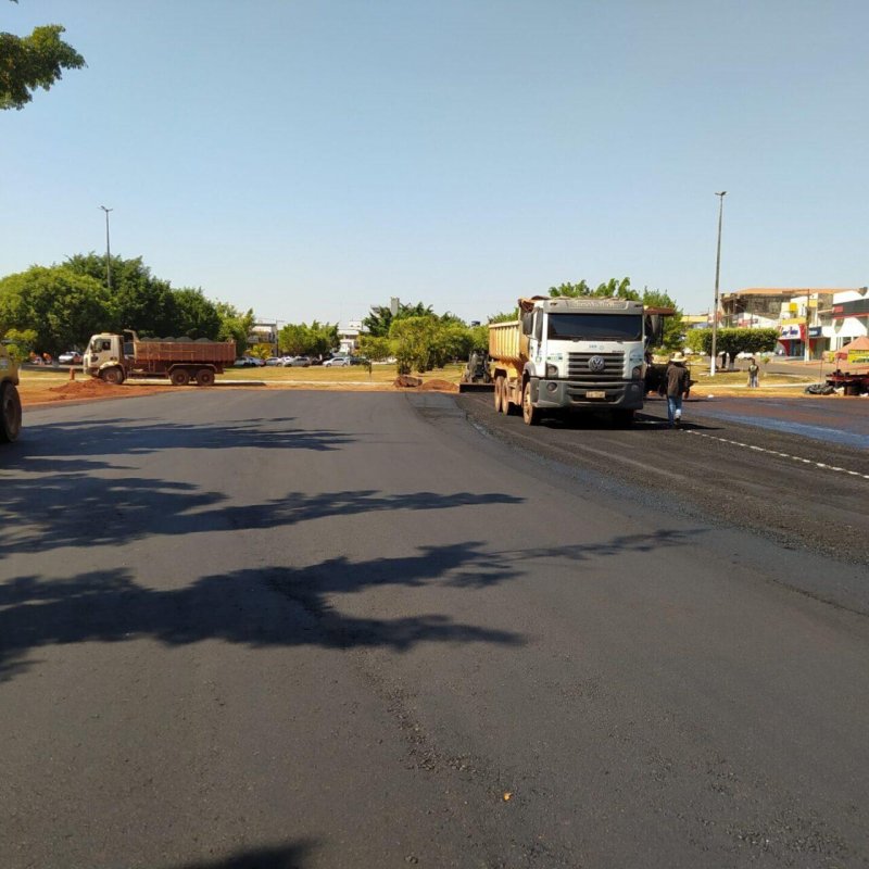 Obra de pavimentação asfáltica é executada pelo Governo de Rondônia, no centro de Rolim de Moura
