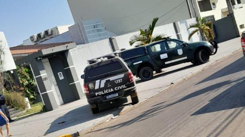 Foto 1 da matéria: Polícia detém empresário em local de trabalho e faz buscas em casa em operação para desvendar assassinato de dentista em Vilhena