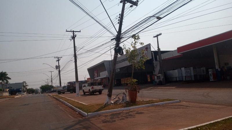Foto 1 da matéria: Rolim de Moura: Condutor embriagado de caminhão é levado à UNISP após colisão com poste