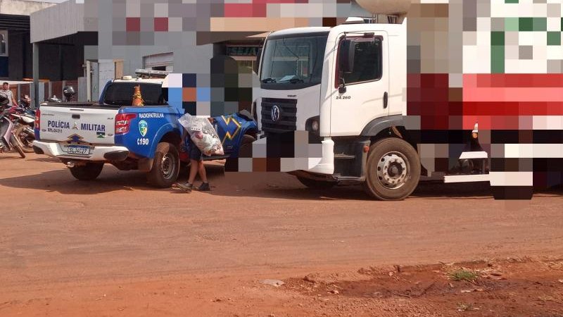 Foto 4 da matéria: Rolim de Moura: Condutor embriagado de caminhão é levado à UNISP após colisão com poste