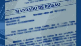 Homem detido por desacato e perturbação, insulta policiais, fica nu e urina...