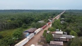BR-319: Fila de caminhões com cargas já passa de 10 quilômetros