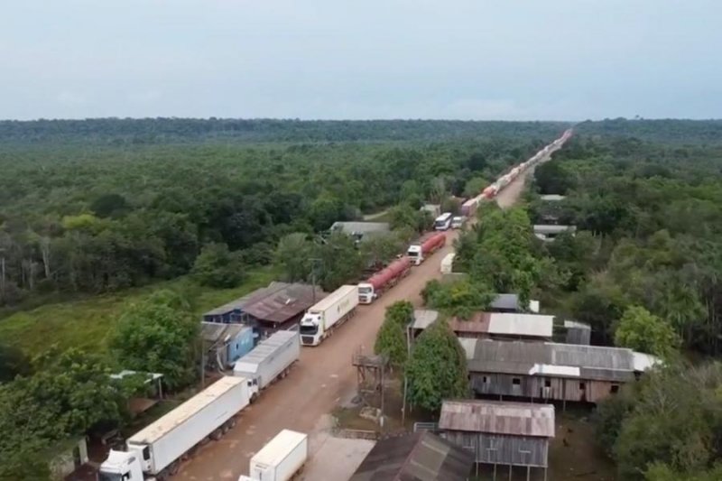 BR-319: Fila de caminhões com cargas já passa de 10 quilômetros