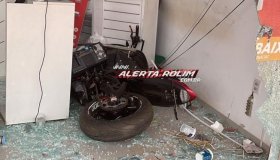 Condutor de moto de 1000 cilindradas perde o controle do veículo e colide em...