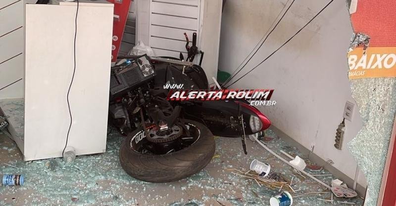 Condutor de moto de 1000 cilindradas perde o controle do veículo e colide em vidraça de farmácia em Rolim de Moura