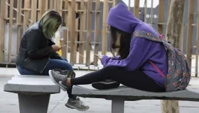 Educadores elogiam possível restrição ao uso de celulares nas escolas