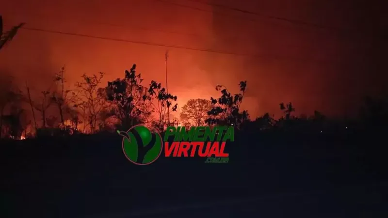 Foto 2 da matéria: Incêndio de grandes proporções atinge margens da Rodovia 387 entre Pimenta Bueno e Espigão do Oeste