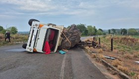 Motorista erra a marcha e caminhão tomba na RO 48, em São Miguel do Guaporé