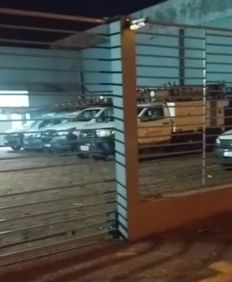 Advogado de Rolim de Moura grava vídeo em frente a Energisa e mostra carros na garagem enquanto pontos da cidade estão sem energia