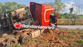 Carreta com carga de pedra brita tomba na BR-364