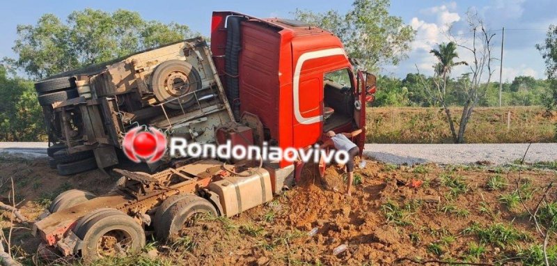 Carreta com carga de pedra brita tomba na BR-364