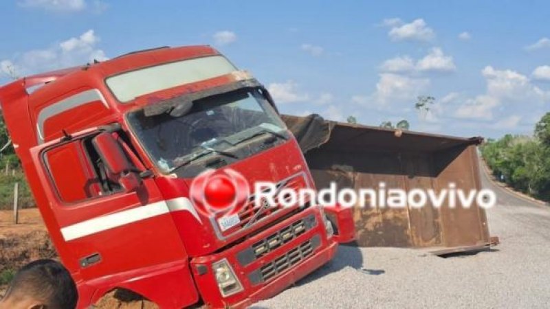 Foto 2 da matéria: Carreta com carga de pedra brita tomba na BR-364