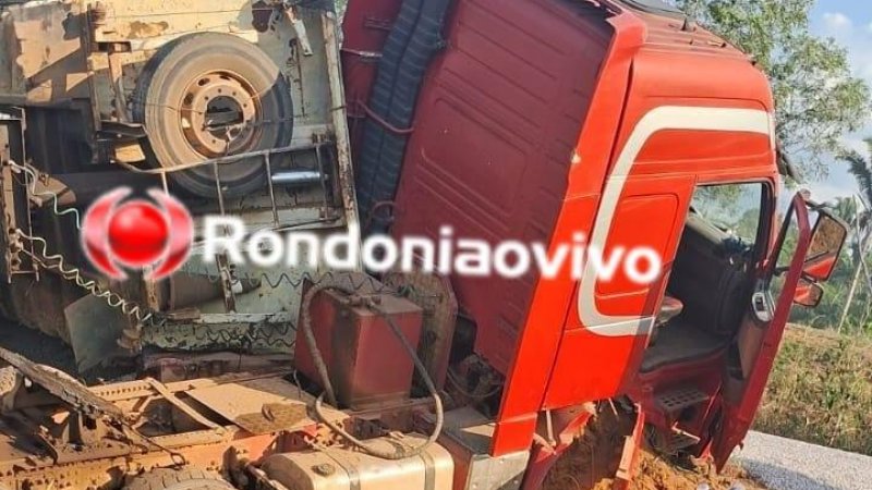 Foto 1 da matéria: Carreta com carga de pedra brita tomba na BR-364