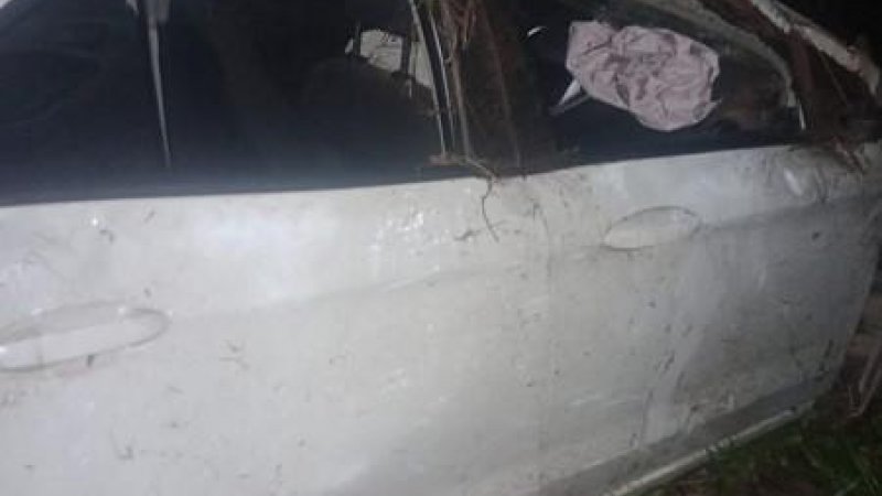 Foto 1 da matéria: Carro colide em moto na BR-364 entre Jaru e Ouro Preto, capota, e deixa duas vítimas em estado grave