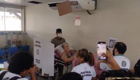 Idosa de 72 anos chega de ambulância e maca para votar em escola de Porto Velho