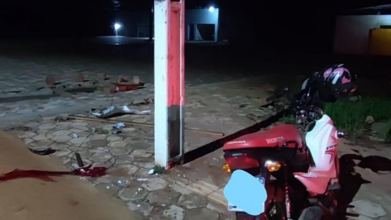 Foto 2 da matéria: Jovem é socorrido em estado grave após bater em poste próximo da linha 180, em Rolim de Moura