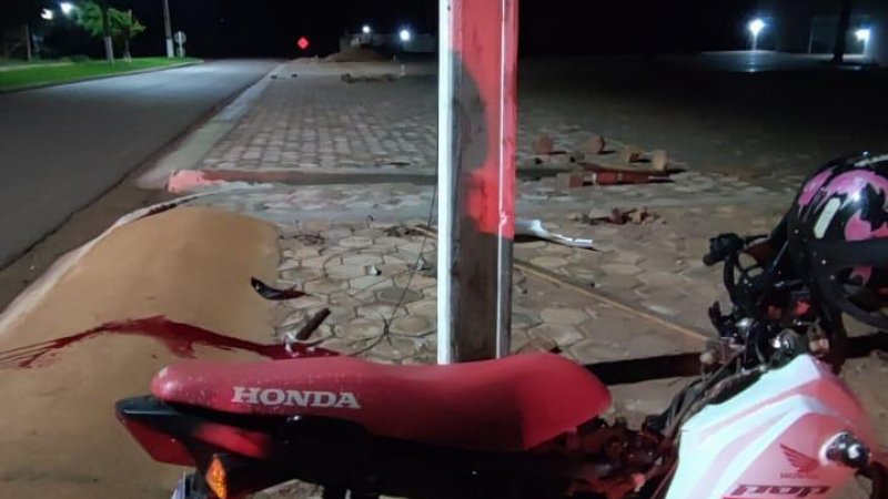 Foto 1 da matéria: Jovem é socorrido em estado grave após bater em poste próximo da linha 180, em Rolim de Moura