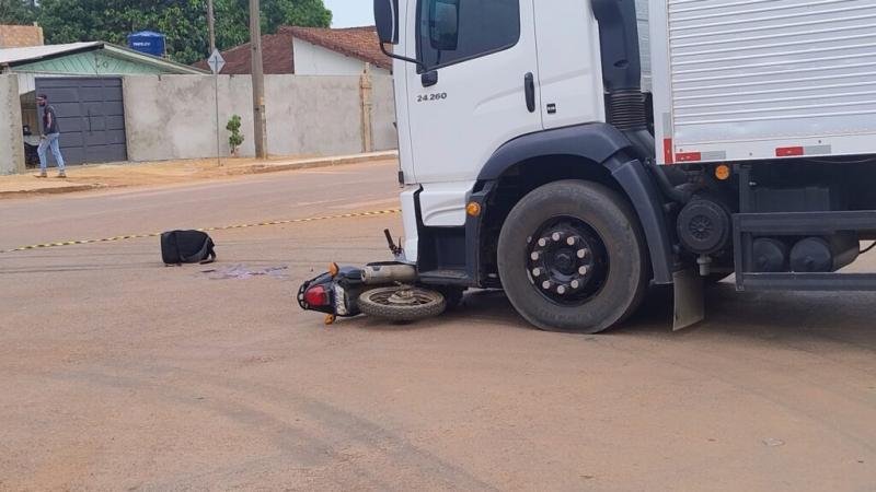 Foto 3 da matéria: Morador de Alto Alegre dos Parecis morre após ter moto atingida por caminhão baú nesta manhã, em Rolim de Moura