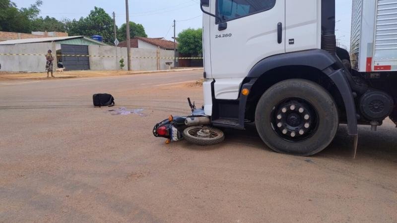Foto 1 da matéria: Morador de Alto Alegre dos Parecis morre após ter moto atingida por caminhão baú nesta manhã, em Rolim de Moura
