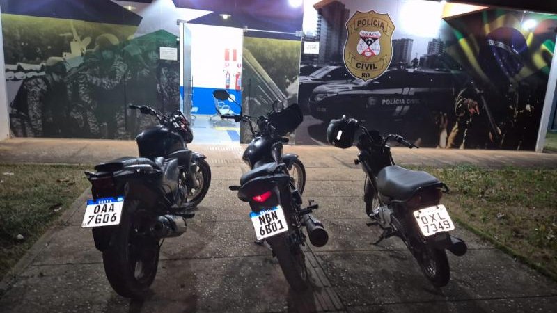 Foto 1 da matéria: Motocicleta furtada em Santa Luzia é recuperada pela PM na região de Nova Brasilândia e mais duas motos e três menores são apreendidos