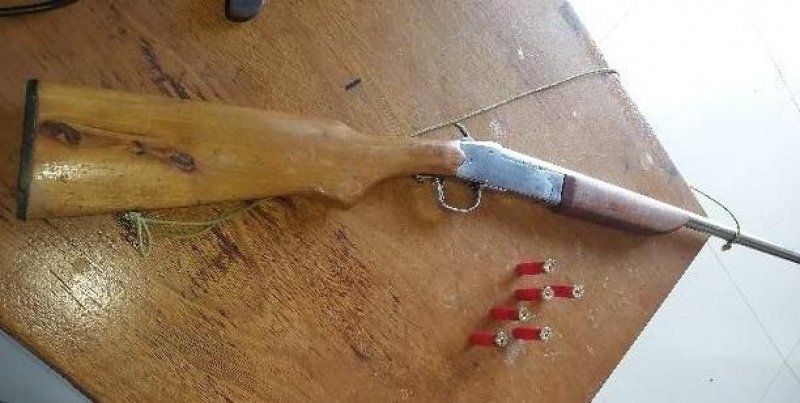 PM prende homem por porte ilegal de arma de fogo em Corumbiara