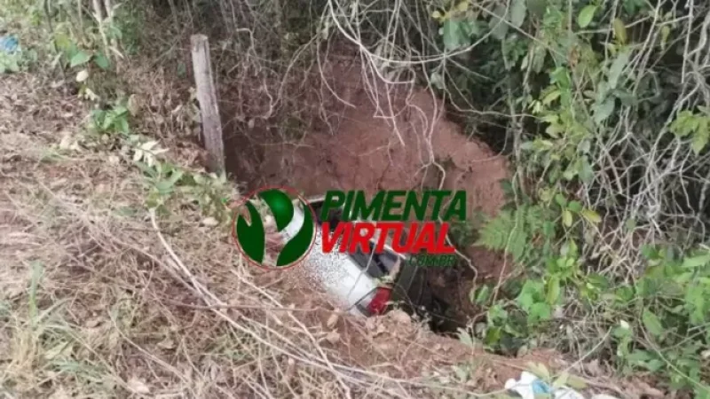 Foto 4 da matéria: Pneu carro estoura e causa acidente na RO-494 em Primavera de Rondônia