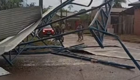 VÍDEO: Temporal faz casa desabar e causa queda de energia elétrica em Alto...