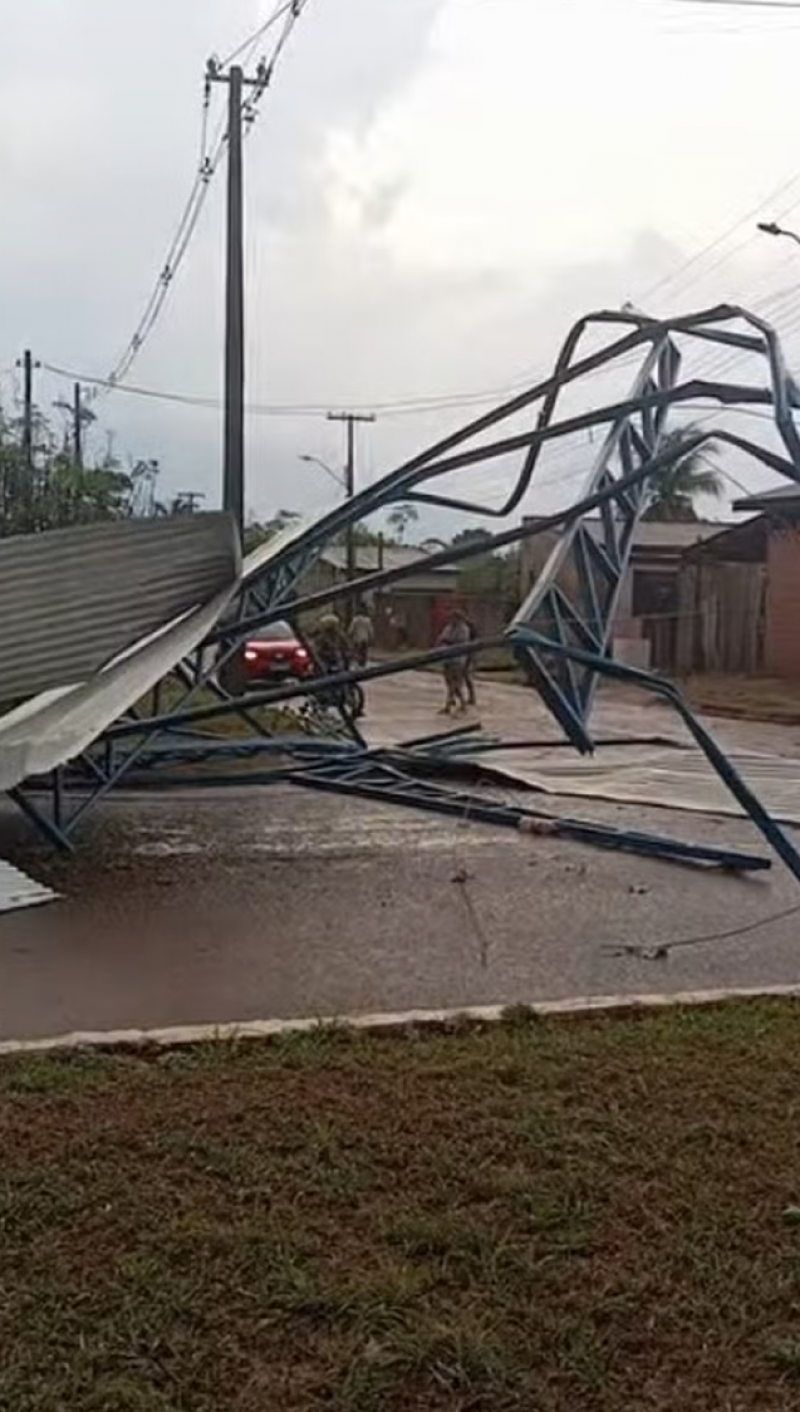 VÍDEO: Temporal faz casa desabar e causa queda de energia elétrica em Alto Paraíso