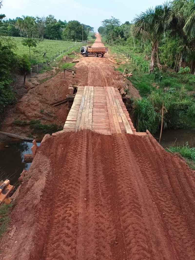 Ponte na Linha 180 Sul em Rolim de Moura é recuperada pela SEMOSP