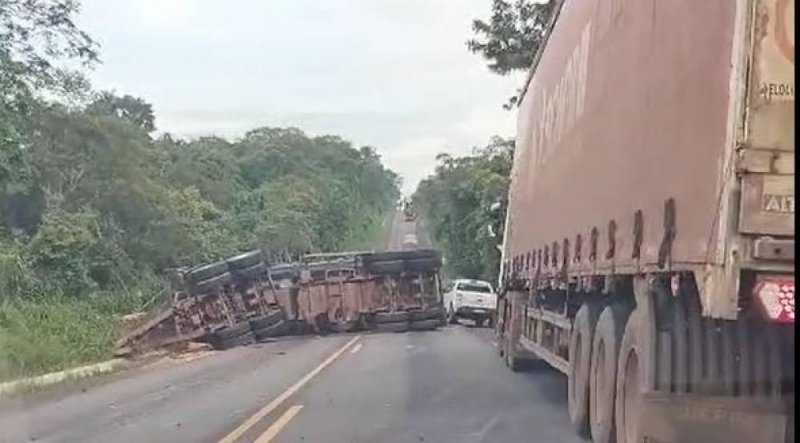 Acidente envolvendo duas carretas faz composição de uma delas tombar em trecho da BR 364 nas proximidades de Vilhena