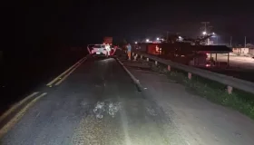 Colisão entre automóvel e carreta causa princípio de incêndio na BR-364, na...