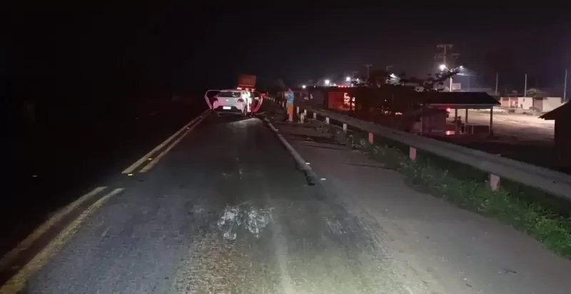 Colisão entre automóvel e carreta causa princípio de incêndio na BR-364, na vila Bandeira Branca, em Presidente Médici