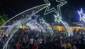 Acender das luzes do Natal de Luz reúne rolimourenses na Praça Durvalino de...