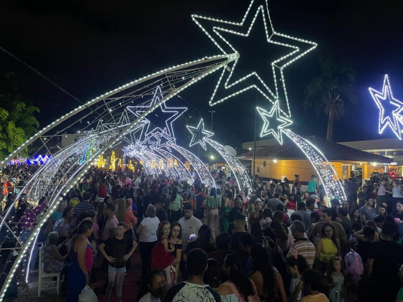 Acender das luzes do Natal de Luz reúne rolimourenses na Praça Durvalino de Oliveira