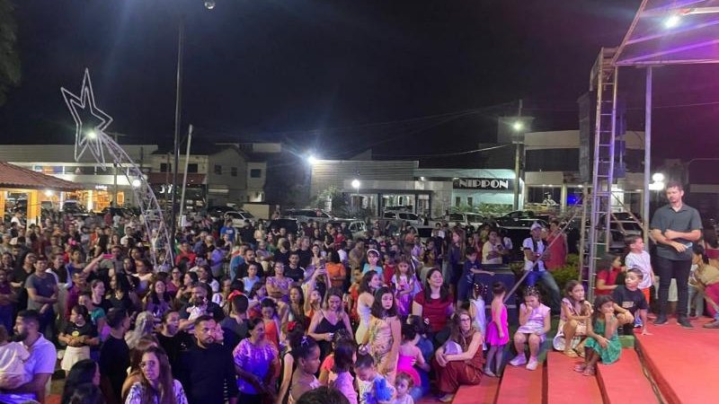 Foto 2 da matéria: Acender das luzes do Natal de Luz reúne rolimourenses na Praça Durvalino de Oliveira