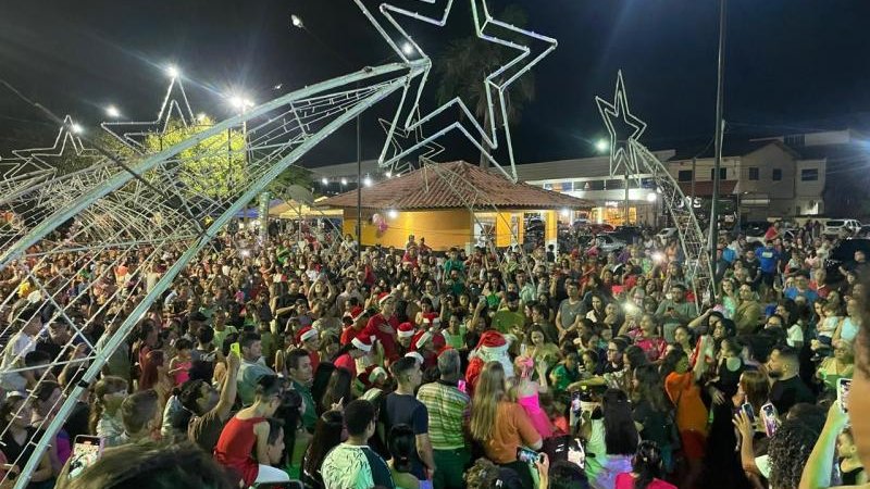Foto 4 da matéria: Acender das luzes do Natal de Luz reúne rolimourenses na Praça Durvalino de Oliveira