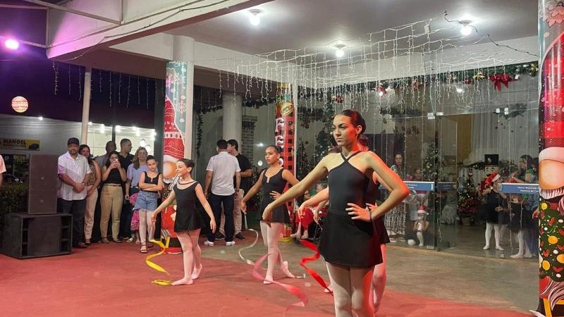 Foto 6 da matéria: Acender das luzes do Natal de Luz reúne rolimourenses na Praça Durvalino de Oliveira