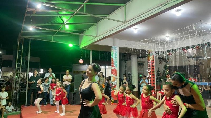 Foto 1 da matéria: Acender das luzes do Natal de Luz reúne rolimourenses na Praça Durvalino de Oliveira