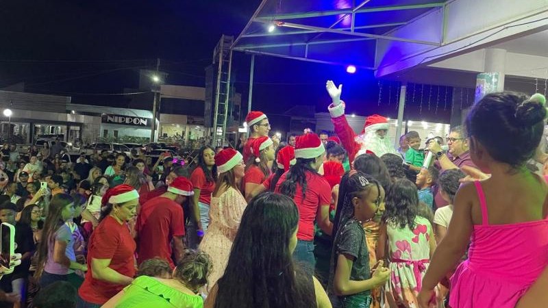 Foto 8 da matéria: Acender das luzes do Natal de Luz reúne rolimourenses na Praça Durvalino de Oliveira