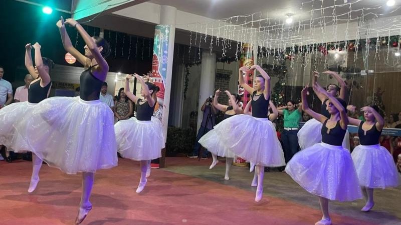 Foto 3 da matéria: Acender das luzes do Natal de Luz reúne rolimourenses na Praça Durvalino de Oliveira